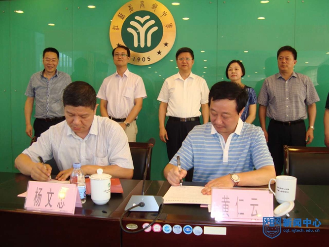 3芮鴻巖書記與高郵中學(xué)簽訂“優(yōu)質(zhì)生源基地”建設(shè)協(xié)議.jpg 3芮鴻巖書記與高郵中學(xué)簽訂“優(yōu)質(zhì)生源基地”建設(shè)協(xié)議.jpg