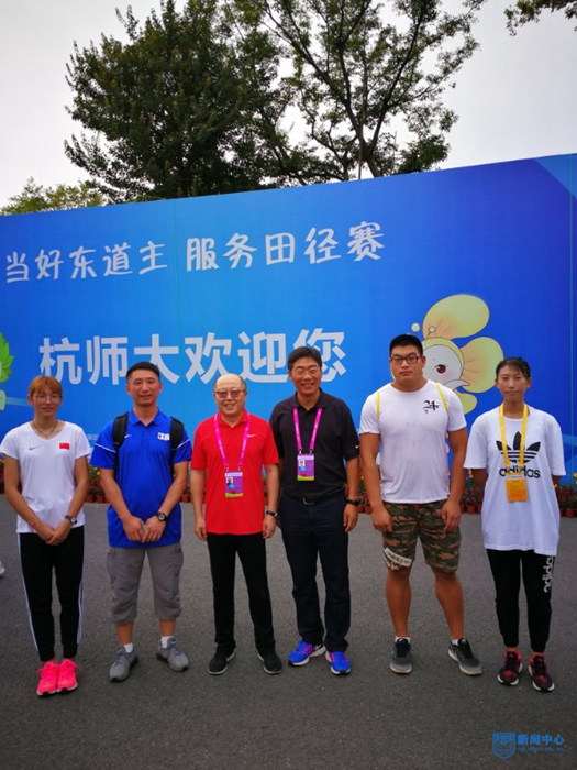 教育廳體藝術張鯉鯉處長和張天峰主任與田徑隊合??.jpg
