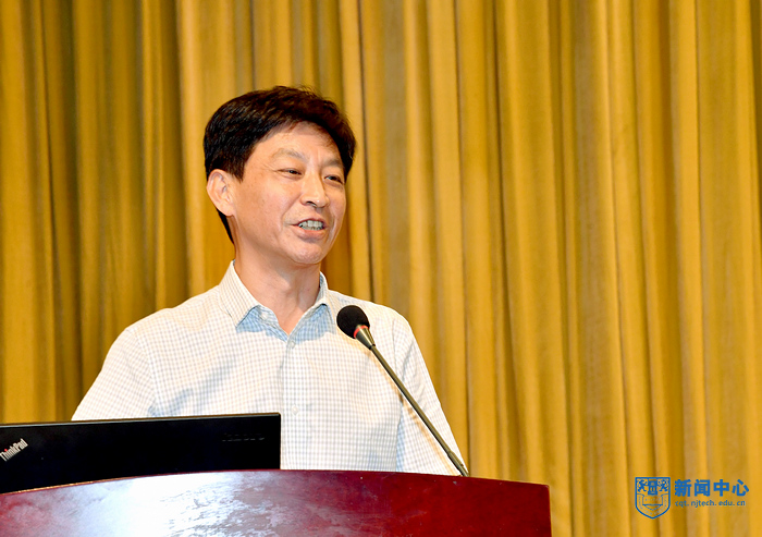 7張進明副校長做題為《不忘初?? 教書育人》的講話.jpg