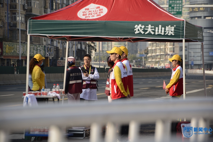 我校紅十字會順利完成2018南京馬拉松醫療保障任務 (3).jpg 我校紅十字會順利完成2018南京馬拉松醫療保障任務 (3).jpg